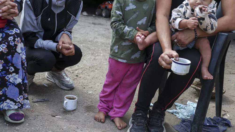 - romsko naselje Dobruška vas- 19.09.2024 - V Kulturnem domu v Škocjanu je bila seja Medresorske vladne komisije za urejanje položaja Romov, medtem bo pred kulturnim domom tudi protestni shod//FOTO: Jaka Gasar / Foto: Jaka Gasar