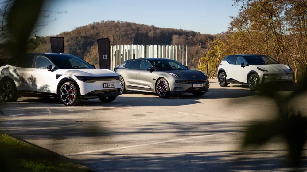 Zeekr se v Sloveniji predstavlja s tremi avtomobili, od leve so to 7X, 001 in X. / Foto: Zeekr