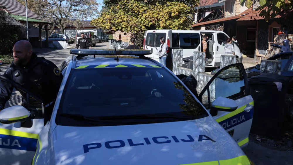 - 28.10.2025 - Romsko naselje Kerinov Grm - policija//FOTO: Jaka Gasar