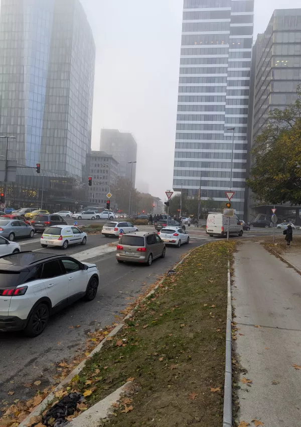 Na tem mestu se srečuje množica kolesarjev, pešcev, avtomobilov in tovornjakov. Zanimivo je, da so postavili več znakov in celo ogledalo, ki pa ga v množici dogajanja le redki opazijo. Še najmanj vozniki avtomobilov.