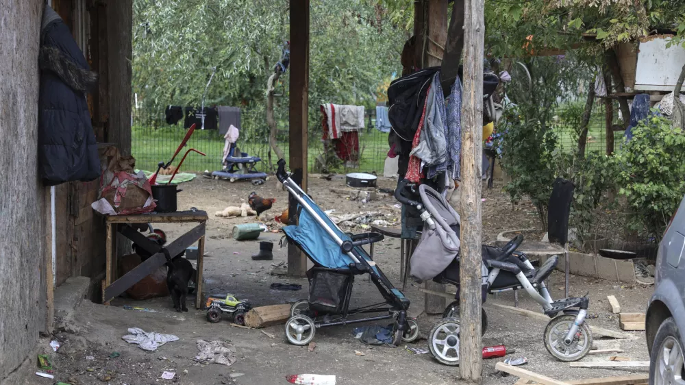 - romsko naselje Dobruška vas- 19.09.2024 - V Kulturnem domu v Škocjanu je bila seja Medresorske vladne komisije za urejanje položaja Romov, medtem bo pred kulturnim domom tudi protestni shod//FOTO: Jaka Gasar