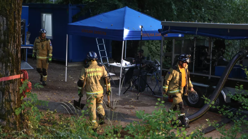 Reka unica - civilna zaščita- 26.07.2022 – kritično stanje vodooskrbe v slovenski Istri – prispeli prvi tovornjaki s cisternami surove vode iz reke Unice v vodarno Rižanskega vodovoda v Cepkih pri Dekanih.  //FOTO: Luka Cjuha