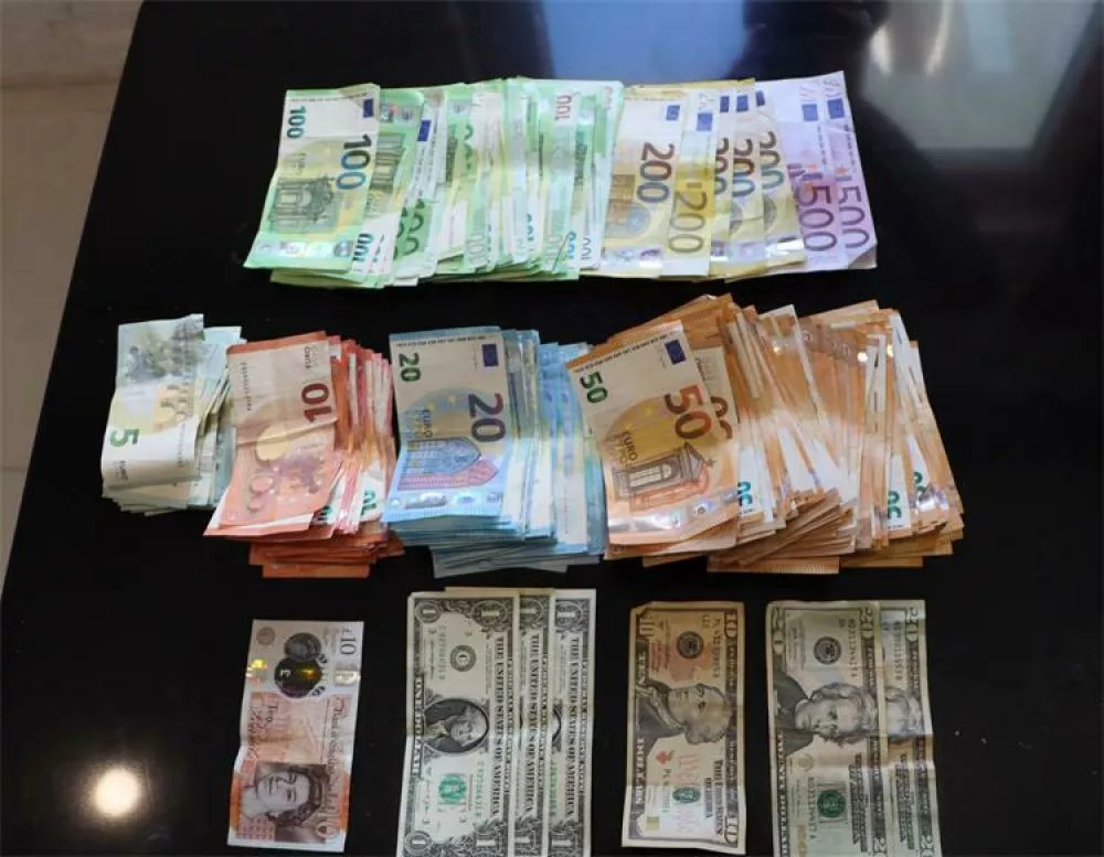 V hišni preiskavi so policisti odkrili in zasegli več tisoč evrov. 