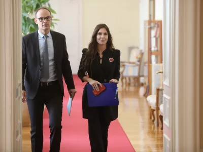 - Anže Logar, poslanec stranke Demokrati,- Eva Irgl, poslanka stranke Demkrati,- 11.07.2025. - predsednik vlade Robert Golob je gostil srečanje s predsedniki parlamentarnih strank na temo članstva Slovenije v Natu ter vprašanja izvedbe referenduma glede povečanja obrambnih izdatkov Slovenije.//FOTO: Bojan Velikonja