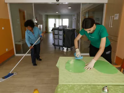 Večini javnih uslužbencev se bo plača zvišala za 100 evrov