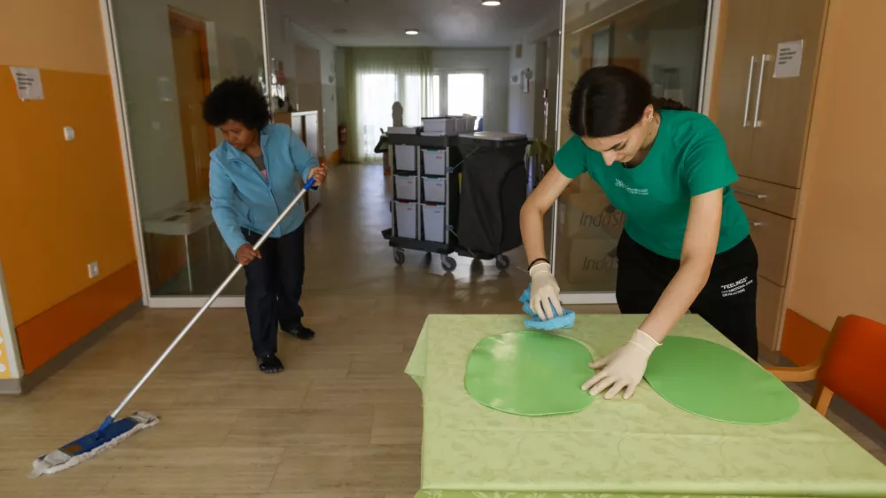 Večini javnih uslužbencev se bo plača zvišala za 100 evrov