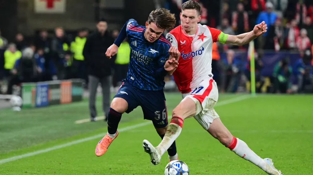 04 November 2025, Czech Republic, Prague: Slavia Prague's Lukas Provod (R) and Arsenal's Max Dowman battle for the ball during the UEFA Champions League soccer match between SK Slavia Prague and Arsenal at Fortuna Arena. Photo: Kamaryt Michal/CTK/dpa