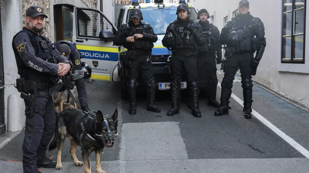 - 28.10.2025 - Izredna skupščina občine Novo Mesto s svetniki in predstavniki vlade in protest proti romskemu nasilju z naslovom Dovolj je!//FOTO: Jaka Gasar / Foto: Jaka Gasar