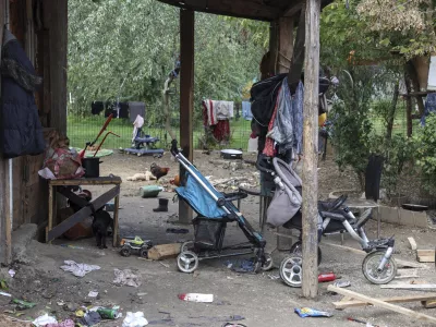 - romsko naselje Dobruška vas- 19.09.2024 - V Kulturnem domu v Škocjanu je bila seja Medresorske vladne komisije za urejanje položaja Romov, medtem bo pred kulturnim domom tudi protestni shod//FOTO: Jaka Gasar