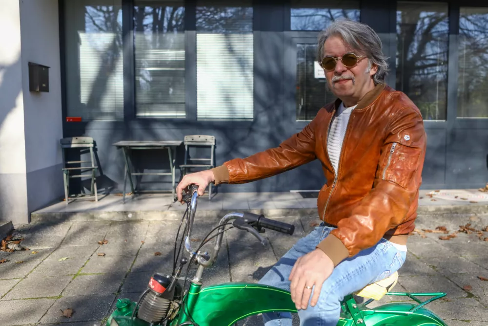 Starodobni moped je najljubše prevozno sredstvo Roberta Pešuta, a trenutno čaka na popravilo. / Foto: Luka Cjuha