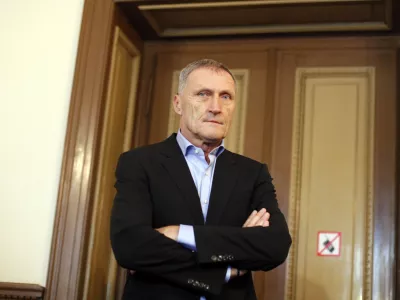 nekdanji direktor Stanovanjskega sklada Edvard Oven- sojenje nekdanjemu direktorju Stanovanjskega sklada Edvardu Ovnu zaradi domnevne zlorabe položaja pri nakupu zemljišč leta 2002 v Vižmarjah in takratnemu direktorju Etaline Zdravku Strmčniku zaradi pomoči pri tem kaznivem dejanju.//FOTO: Luka Cjuha