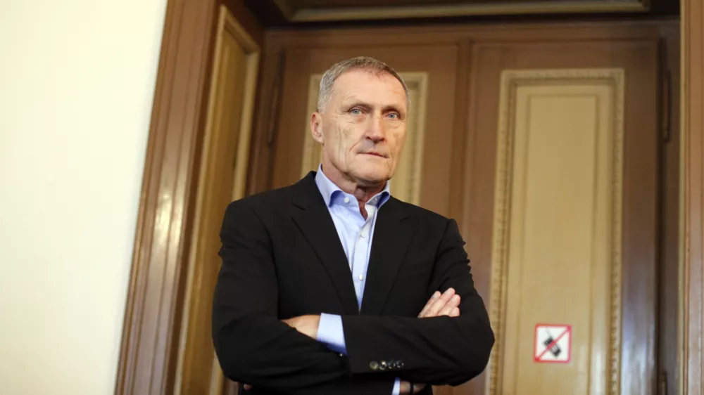 nekdanji direktor Stanovanjskega sklada Edvard Oven- sojenje nekdanjemu direktorju Stanovanjskega sklada Edvardu Ovnu zaradi domnevne zlorabe položaja pri nakupu zemljišč leta 2002 v Vižmarjah in takratnemu direktorju Etaline Zdravku Strmčniku zaradi pomoči pri tem kaznivem dejanju.//FOTO: Luka Cjuha