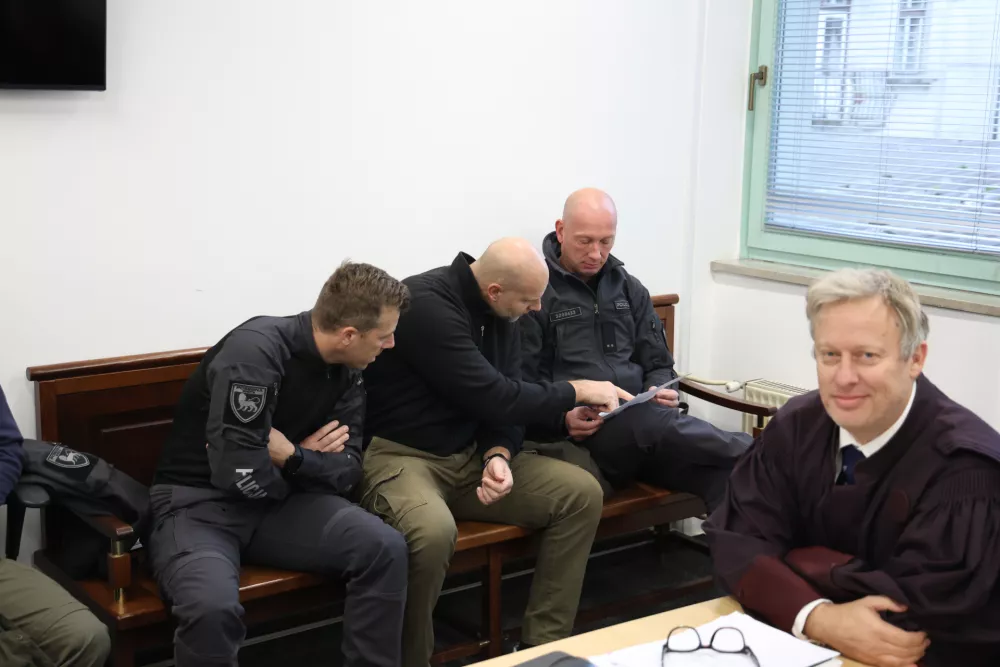 Nobeden od policistov obtožbenih očitkov ni priznal. Na sliki (z leve): Rok Jerman, Gregor Sukovič in Vojko Mlakar ter odvetnik Uroš Miklič. F Večer