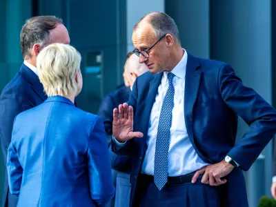 04 November 2025, Mecklenburg-Western Pomerania, Schwerin: German Chancellor Friedrich Merz (R) talks to Manuela Schwesig, Minister President of Mecklenburg-Vorpommern, and Simon Michel, CEO of Ypsomed, after a visit to Ypsomed. Photo: Jens Büttner/dpa