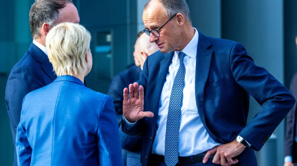 04 November 2025, Mecklenburg-Western Pomerania, Schwerin: German Chancellor Friedrich Merz (R) talks to Manuela Schwesig, Minister President of Mecklenburg-Vorpommern, and Simon Michel, CEO of Ypsomed, after a visit to Ypsomed. Photo: Jens Büttner/dpa