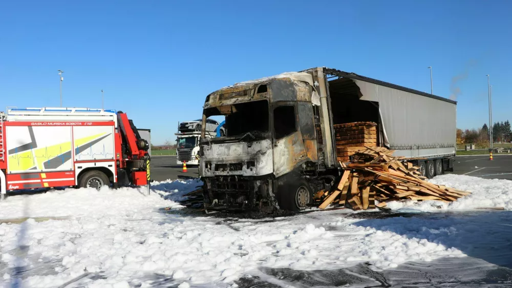 Na avtocestnem počivališču v Murski Soboti je zagorel tovornjak. Nastalo je za okoli 30 tisoč evrov škode. 