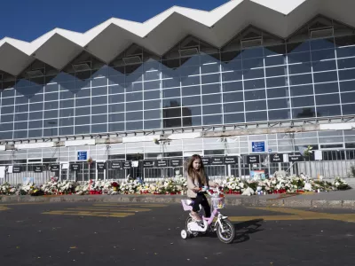 ZA OBJEKTIVNUJNO VKLJUČI V IZBORPunčka pred pričetkom komemoracije pred postajo. 01.11.2025 - Spominski shod v Novem Sadu eno leto po padcu nadstreška na železniški postaji v Novem Sadu, ki je zahteval življenja 16 ljudi in zanetil množične protivladne proteste, Novi Sad, Srbija. FOTO: Nik Erik Neubauer / Foto: 