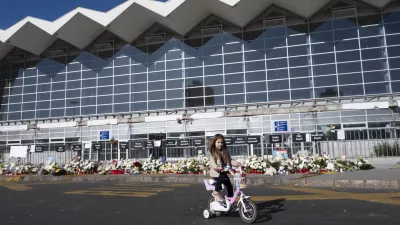 ZA OBJEKTIVNUJNO VKLJUČI V IZBORPunčka pred pričetkom komemoracije pred postajo. 01.11.2025 - Spominski shod v Novem Sadu eno leto po padcu nadstreška na železniški postaji v Novem Sadu, ki je zahteval življenja 16 ljudi in zanetil množične protivladne proteste, Novi Sad, Srbija. FOTO: Nik Erik Neubauer / Foto: 