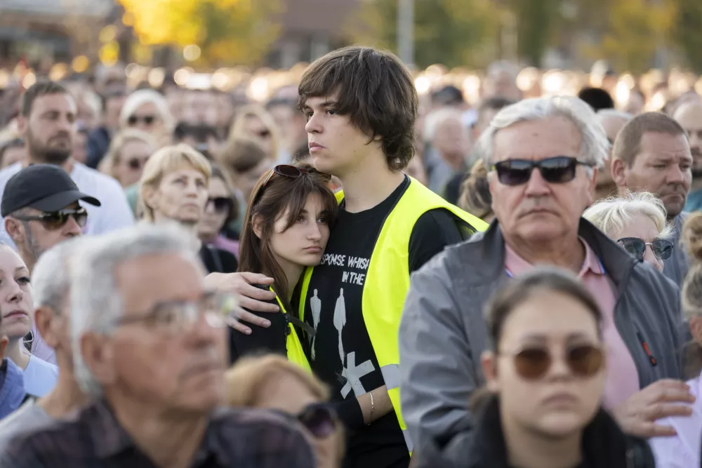 ZA OBJEKTIVNUJNO VKLJUČI V IZBOR16 minut tišine01.11.2025 - Spominski shod v Novem Sadu eno leto po padcu nadstreška na železniški postaji v Novem Sadu, ki je zahteval življenja 16 ljudi in zanetil množične protivladne proteste, Novi Sad, Srbija. FOTO: Nik Erik Neubauer / Foto: 