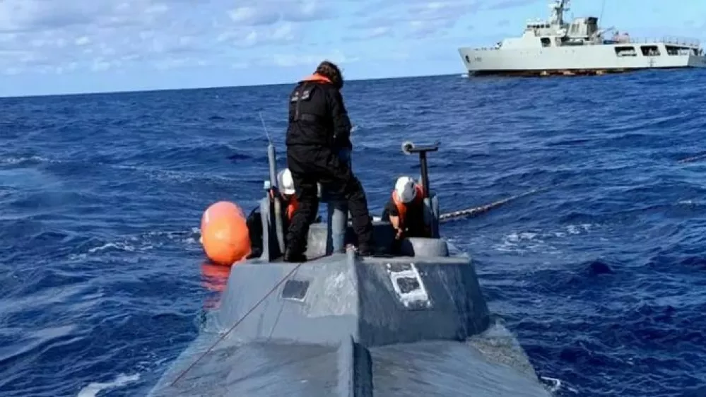 Portugalske oblasti so novembra 2025 na narko podmornici zasegle 1,7 tone kokaina. 