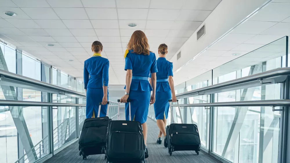 Stevardese na poti na letalo. / Foto: Istock
