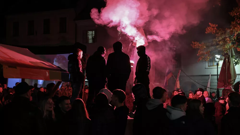 - 28.10.2025 - Izredna skupščina občine Novo Mesto s svetniki in predstavniki vlade in protest proti romskemu nasilju z naslovom Dovolj je!//FOTO: Jaka Gasar / Foto: Jaka Gasar