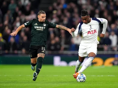 04 November 2025, United Kingdom, London: FC Copenhagen's Jordan Larsson (L) and Tottenham Hotspur's Destiny Udogie battle for the ball during the UEFA Champions League soccer match between Tottenham Hotspur and FC Copenhagen at the Tottenham Hotspur Stadium. Photo: John Walton/PA Wire/dpa