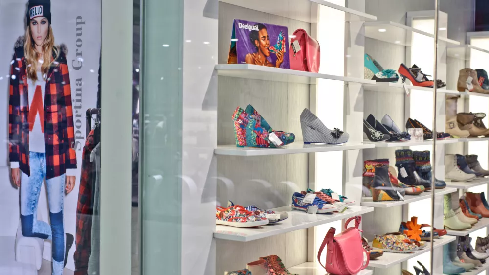 ﻿trgovina Mass - obutev- BTC City Park - nakupovalno središče v Ljubljani 2013 - potrošništvo - potrošniki,potrošniki,nakupovanje//FOTO: Tomaž Zajelšnik