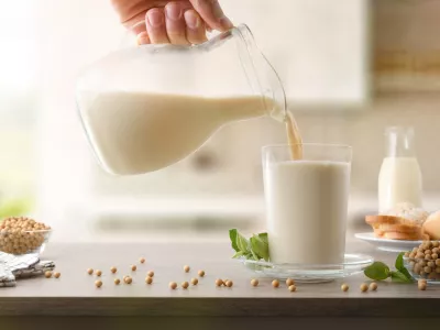 S čim naj si napolnimo kozarec ali skodelico? / Foto: Istock