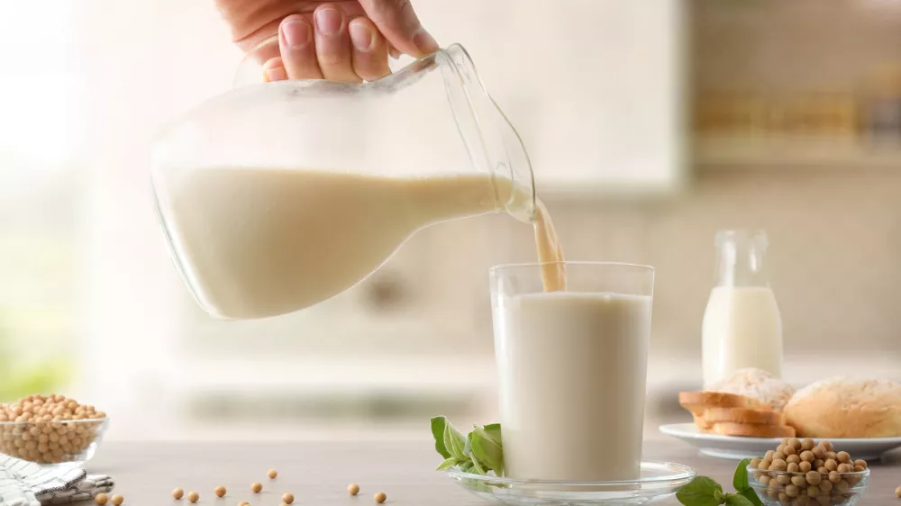 S čim naj si napolnimo kozarec ali skodelico? / Foto: Istock