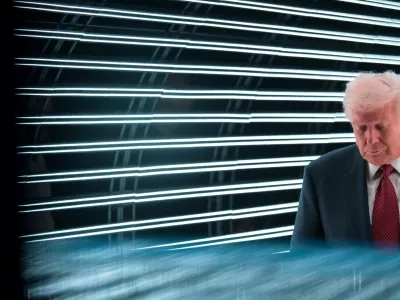 U.S. President Donald Trump arrives in a tunnel of lights to deliver remarks to the American Business Forum Miami at the Kaseya Center Arena in Miami, Florida, U.S. November 5, 2025. REUTERS/Jonathan Ernst / Foto: Jonathan Ernst