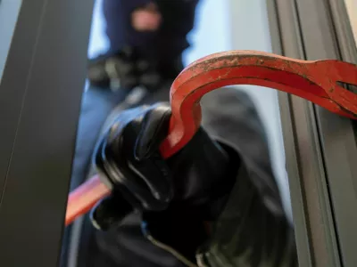 Na okna v pritličnih delih stanovanj in stanovanjskih hiš lahko namestite protivlomne folije, na starejših vhodnih vratih pa dodajte varnostni ščit za zaščito cilindrične ključavnice.