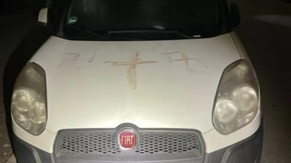 Avto v Hanauu ima na pokrovu motorja kljukaste križe. / Foto: Policijska Uprava Hessen