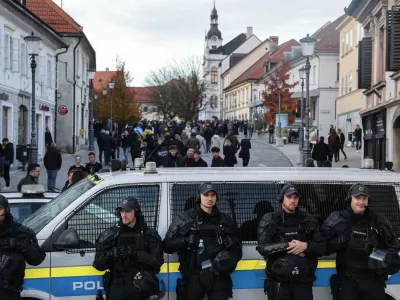 - 28.10.2025 - Izredna skupščina občine Novo Mesto s svetniki in predstavniki vlade in protest proti romskemu nasilju z naslovom Dovolj je!//FOTO: Jaka Gasar