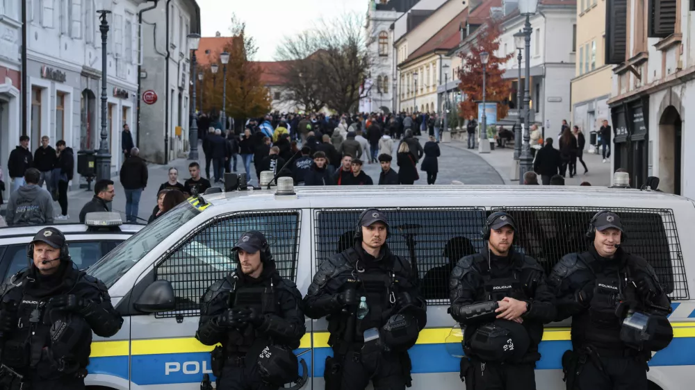 - 28.10.2025 - Izredna skupščina občine Novo Mesto s svetniki in predstavniki vlade in protest proti romskemu nasilju z naslovom Dovolj je!//FOTO: Jaka Gasar