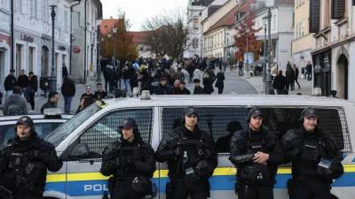 - 28.10.2025 - Izredna skupščina občine Novo Mesto s svetniki in predstavniki vlade in protest proti romskemu nasilju z naslovom Dovolj je!//FOTO: Jaka Gasar
