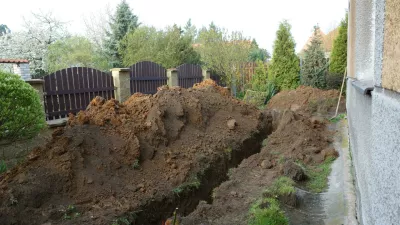 Vrt, kopanje luknje. Foto: Reuters/Alamy