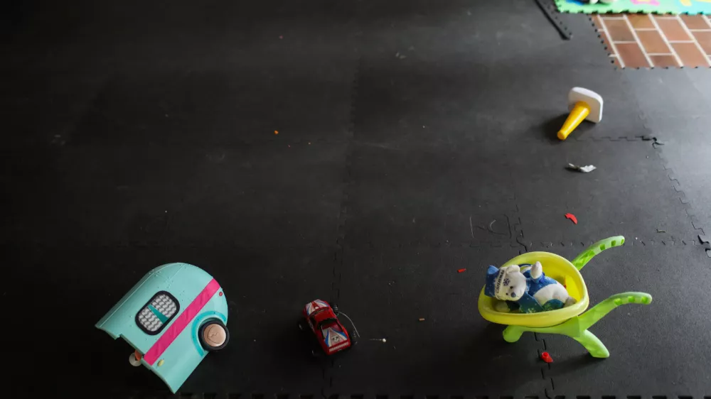 simbolična fotografija, otroške igrače, otroštvo, otroci, zloraba otrok.- 14.12.2022 – Ankaran - Nastanitveni center za ukrajinske begunce Debeli rtič - Begunski otroci iz Ukrajine v Sloveniji – begunci - //FOTO: Bojan VelikonjaOPOMBA: REPORTAŽA ZA NEDELJSKI 2022