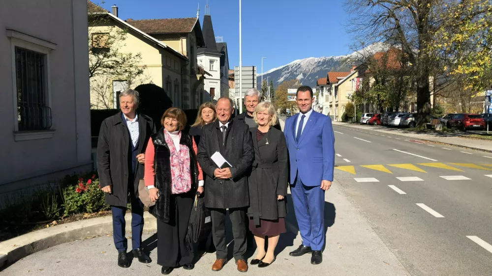 župani zgornje Gorenjske, od leve proti desni Ciril Globočnik (Radovljica), Eva Štravs Podlogar (direktorica razvojne agencije), Vera Djurić Drozdek (direktorica jeseniške občinske upave), Leopold Pogačar (Žirovnica), Jože Sodja (Bohinj), Henrika Zupan (Kranjska Gora), Anton Mežan (Bled)