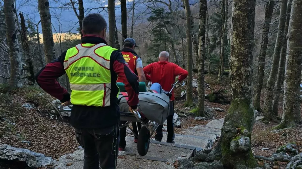 Gorski reševalci so poškodovano z nosili odnesli do vozila. 