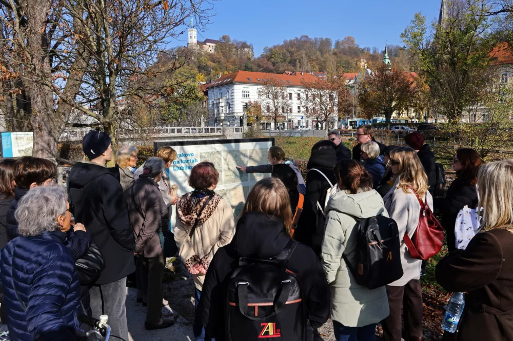 Utrinek iz včerajšnjega vodstva po razstavi o preteklosti Krakova v Ljubljani. F: Tina Arh, ZAL.