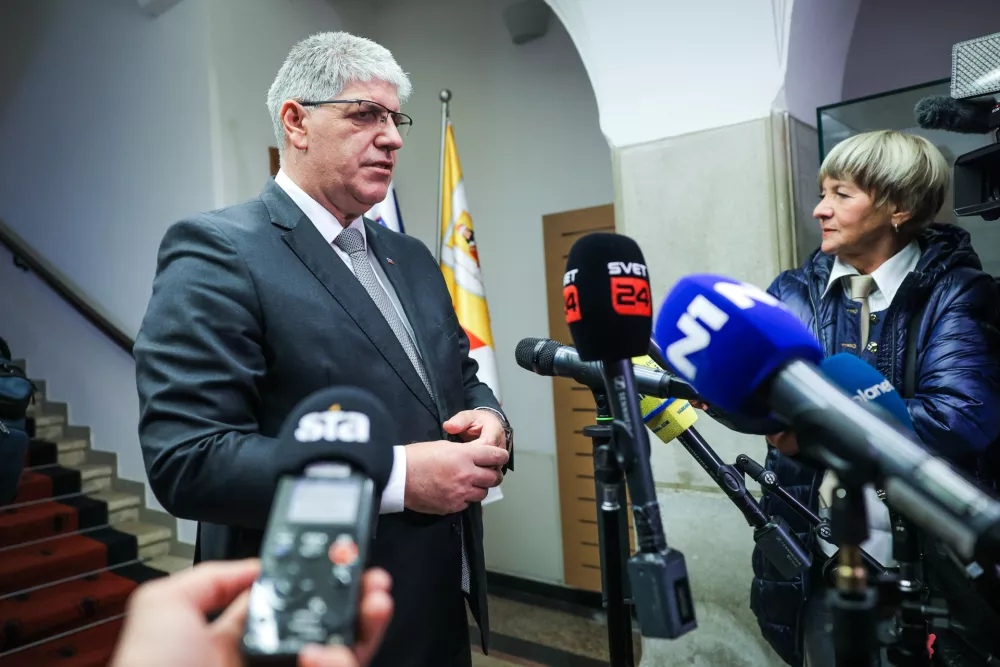 Novo Mesto, Rotovz.Izjava za medije po izredni seji obcinskega sveta Mestne obcine Novo mesto, na kateri so obravnavali varnostno problematiko v regiji, ki so se je udelezili tudi predstavniki drzave, med drugim premier Robert Golob in nekateri ministri.Minister za notranje zadeve v odstopu Bostjan Poklukar.