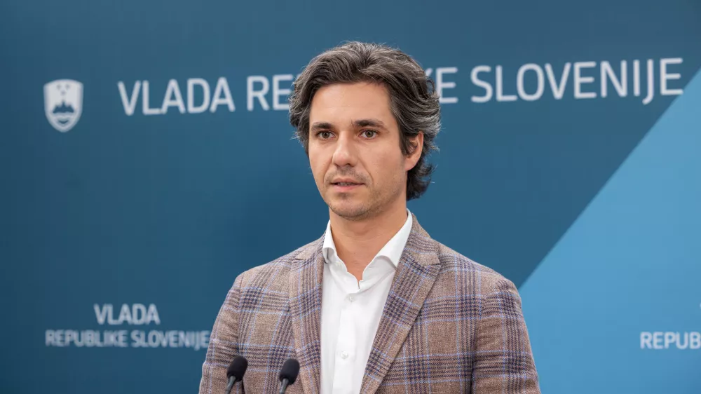 Ljubljana, vlada.Izjava po seji vlade.Minister za delo, druzino, socialne zadeve in enake moznosti Luka Mesec.