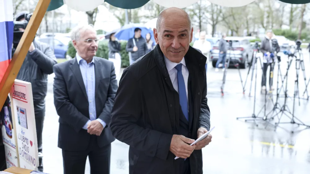 - 13.03.2025 - Janez Janša oddal svoj podpis PROTI PRIVILEGIJEM na Upravni enoti, Linhartova//FOTO: Jaka Gasar