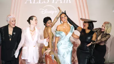 Zvezdniška zasedba,Glenn Close, Sarah Paulson, Teyana Taylor, Kim Kardashian, Niecy Nash-Betts, and Naomi Watts na premieri v Parizu, konec oktobra, 