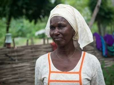 Projet de gestion des &eacute;cosyst&egrave;mes forestiers pour l'adaptation et l'att&eacute;nuation des changements climatiques. S&eacute;ance de partage et orientations dans la for&ecirc;t de Mbao. Binta Wane. Visite de la parcelle mara&icirc;ch&egrave;re de Union des Femmes pour le d&eacute;veloppement de Kamb (UFDEK)Cette parcelle de 3 hectares a &eacute;t&eacute; d&eacute;velopp&eacute;e &agrave; la suite de l'assainissement d'un ancien d&eacute;potoir. Aujourd'hui, 4 groupements de producteurs mara&icirc;chers maintiennent la parcelle et un groupe de 22 femmes y travaillent quotidiennement. La Direction des Eaux et For&ecirc;ts coordonne la r&eacute;ussite de ce projet. / Foto: Brunodem&eacute;ocq