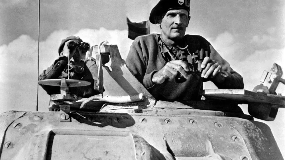 General Bernard L. Montgomery watches his tanks move up. North Africa, November 1942. British Official. (OWI)Exact Date Shot UnknownNARA FILE #: 208-PU-138LL-3WAR & CONFLICT BOOK #: 1017 / Foto: Unknown