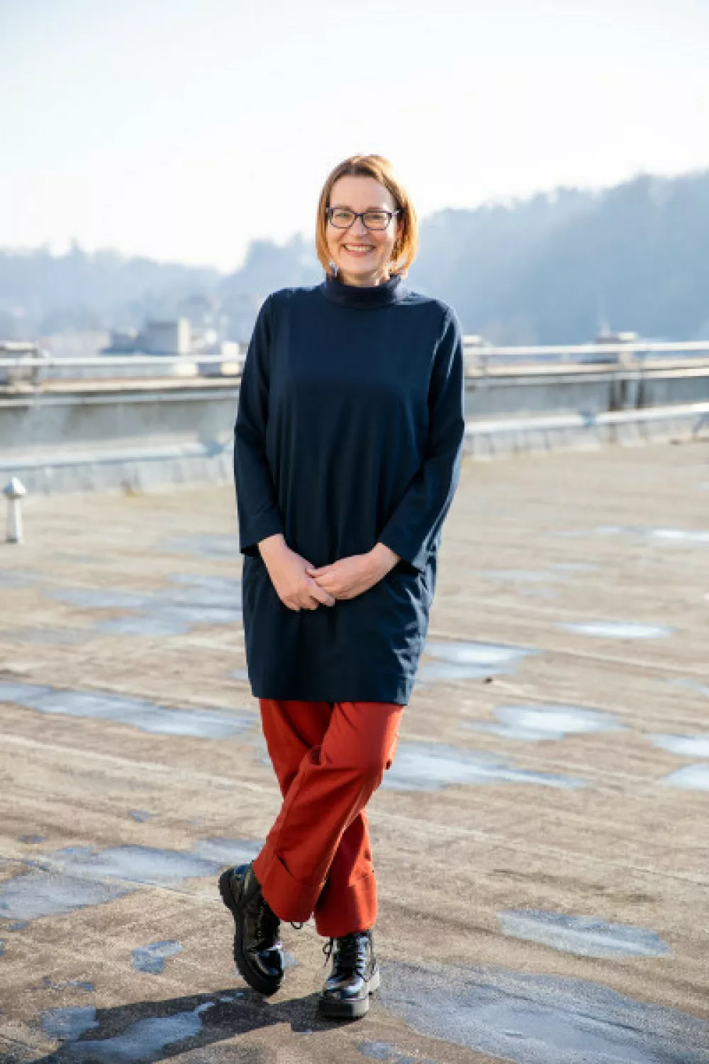 Saška Rakef Perko, avtorica scenarija in režiserka te posebne predstave, je pri svojem delu izhajala iz razumevanja otrokove stiske in videnja radosti otroške igre.