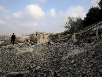 06 November 2025, Lebanon, Teir Debba: A view of the destruction in the southern Lebanese village of Teir Debba, after it was hit by an Israeli airstrike. Photo: Marwan Naamani/dpa