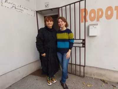 Nika Ravnik in Martina Obid Mlakar vabita, da ju obiščete na Dvorišču oblikovalcev na Gornjem trgu v Ljubljani. Foto: Vesna Levičnik